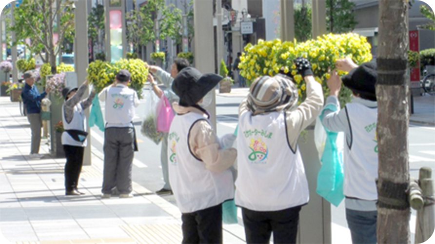 街角に花を飾る人々の写真
