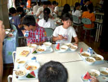 現在の給食風景の画像