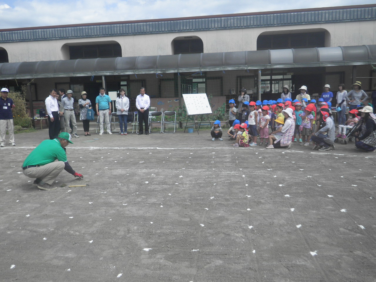南幼稚園芝の植え付け当日の画像③