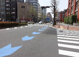 矢羽根型路面標示が設置されている道路の画像