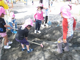 市立幼稚園の幼児の画像（砂遊び）