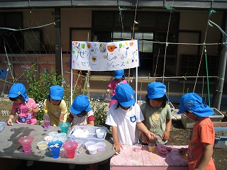 市立幼稚園の幼児の画像（お店屋さんごっこ）