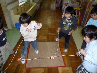 市立幼稚園の幼児の画像（コマ回し）