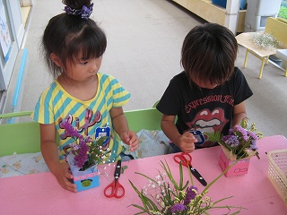 園児の画像（生け花に挑戦）