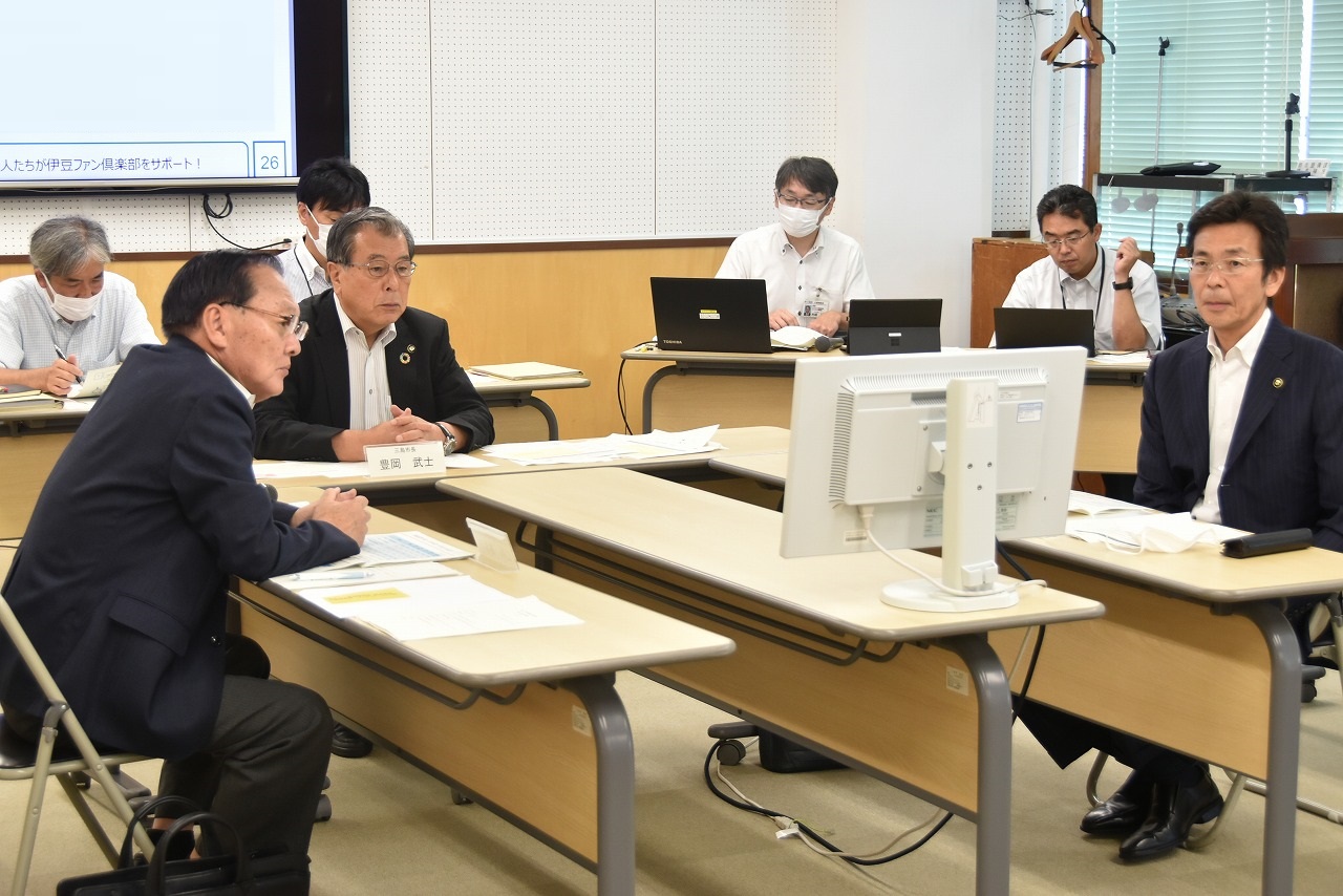 会議の様子の画像