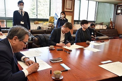協定締結の様子２