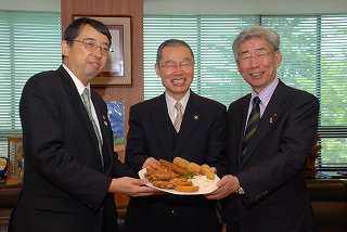 富山県高岡市と三島市がコロッケで交流することになった。の画像1