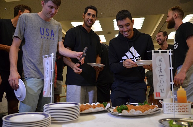 アメリカ男子バレーボールチームをみしまコロッケでおもてなしの画像1