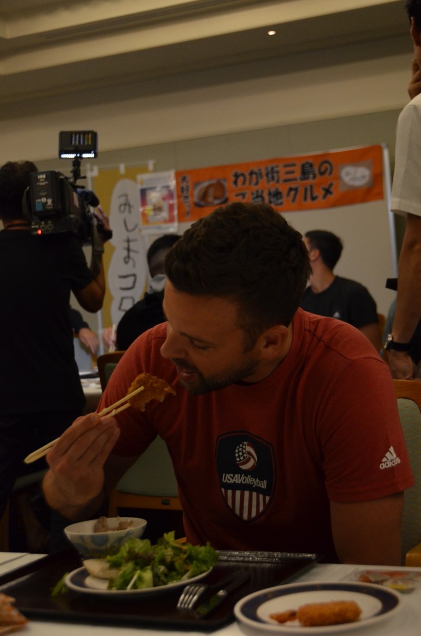 アメリカ男子バレーボールチームをみしまコロッケでおもてなしの画像2