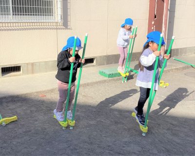 竹馬に挑戦する園児の画像