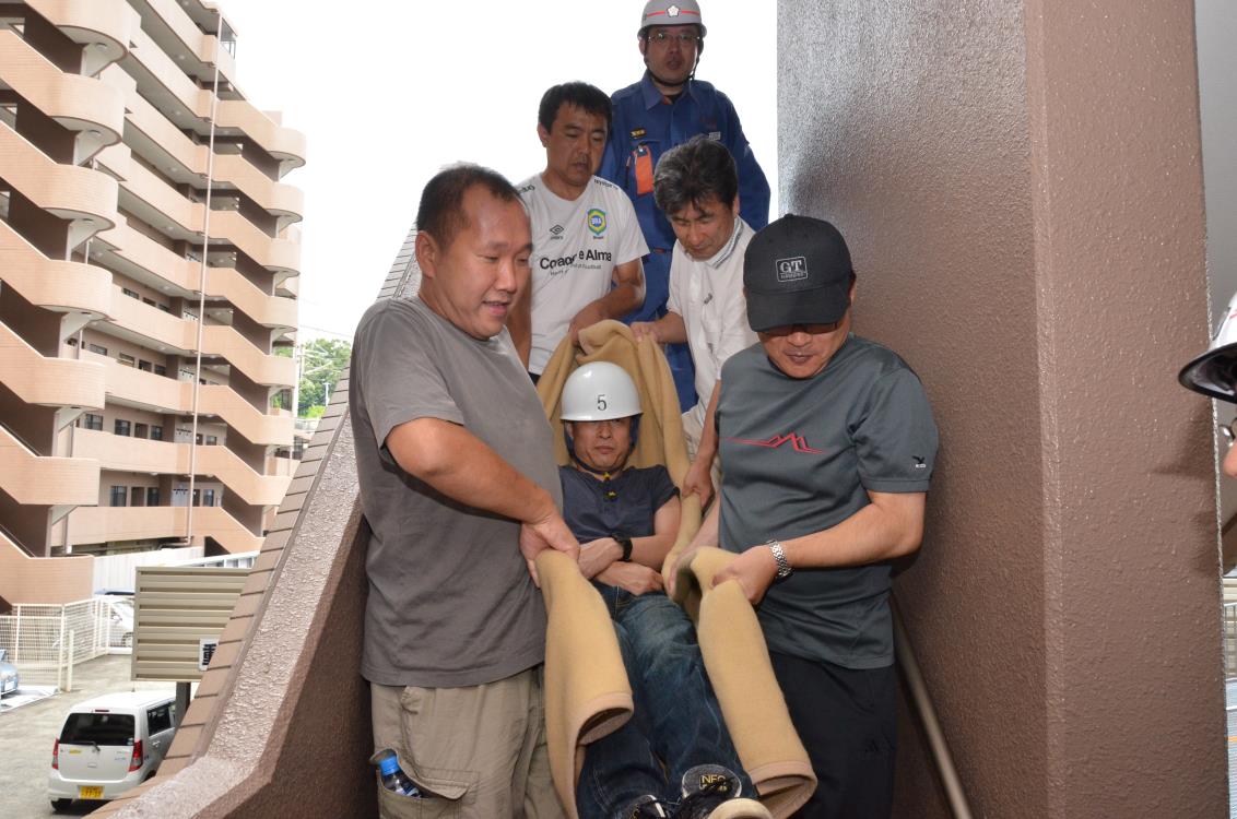 毛布による避難訓練の画像