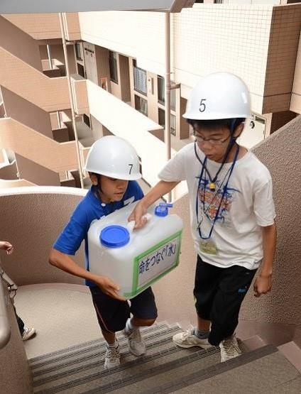ジュニアレスキュー隊による水の運搬の画像