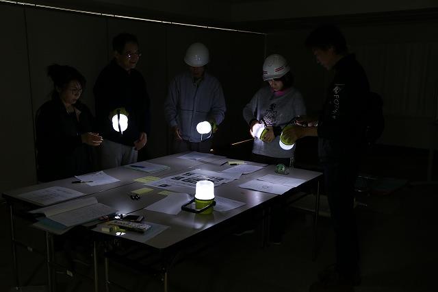 夜間想定、ランタンによる訓練の画像