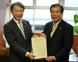 三島市長が国土交通大臣政務官から認定証の交付を受ける画像