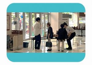 街頭アンケート調査をする様子の画像