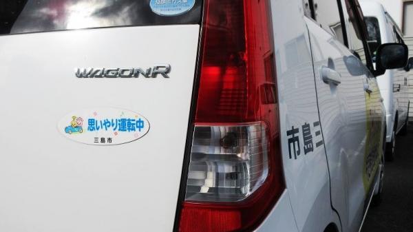 思いやり運転マグネットを車に貼り付けた写真