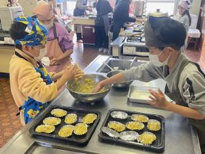 スイートポテトを作っている様子