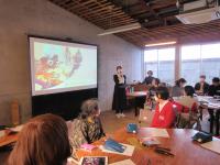 ウェルビーイングについての説明を受ける参加者の写真