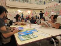 イベントに参加した親子が絵本を読んでいる写真