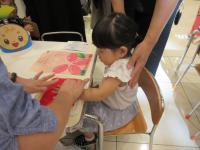 イベントに参加したこどもが手形を押している様子