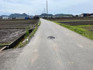 道路に空いた穴ぼこの写真