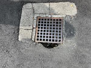 破損した集水桝の写真