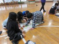 三島ざくらをグループで埋めていく生徒