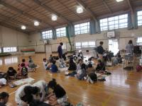 各グループごとに先生を幸せにするにはついて三島ざくらに書き込んでいく様子