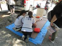 ブースの準備を行う学生ボランティア