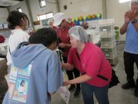 利用者からプレゼントをもらう学生ボランティア