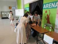 参加した親子の受付を行う学生ボランティアたち