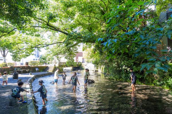 川で遊ぶ様子