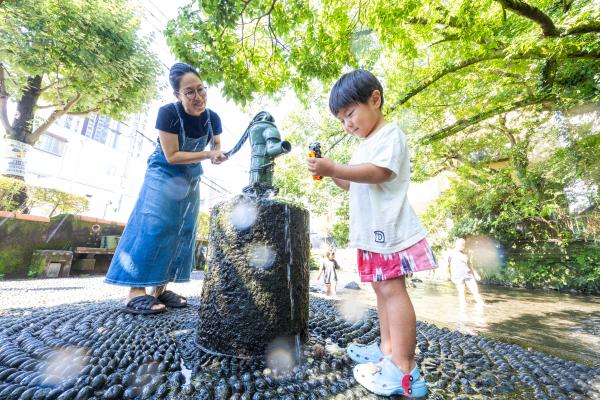 水の仕掛けで遊ぶ様子