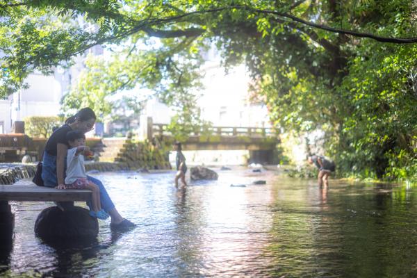 デッキに座る親子