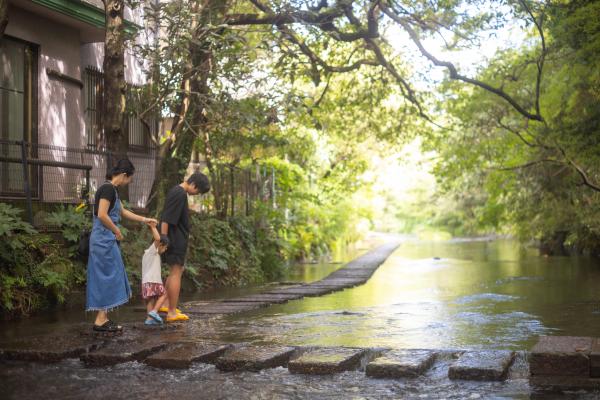 川を歩く親子