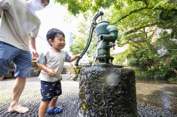 水の仕掛けで遊ぶ子ども