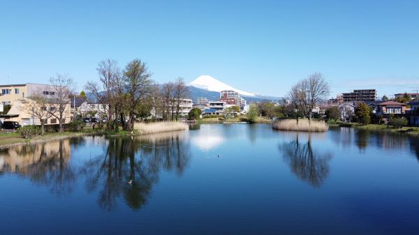 温水池と富士山（冬）