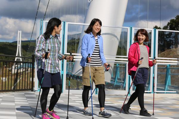 ノルディックウォーキングをする女性