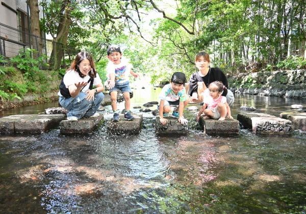 源兵衛川で遊ぶ親子